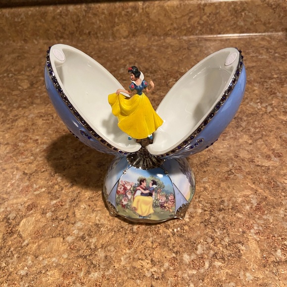 Disney, Ardleigh-Elliot “Charming Snow White “ A5098 Musical Egg Collection - Picture 4 of 12